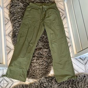 Aerie sized medium olive green cargo pants